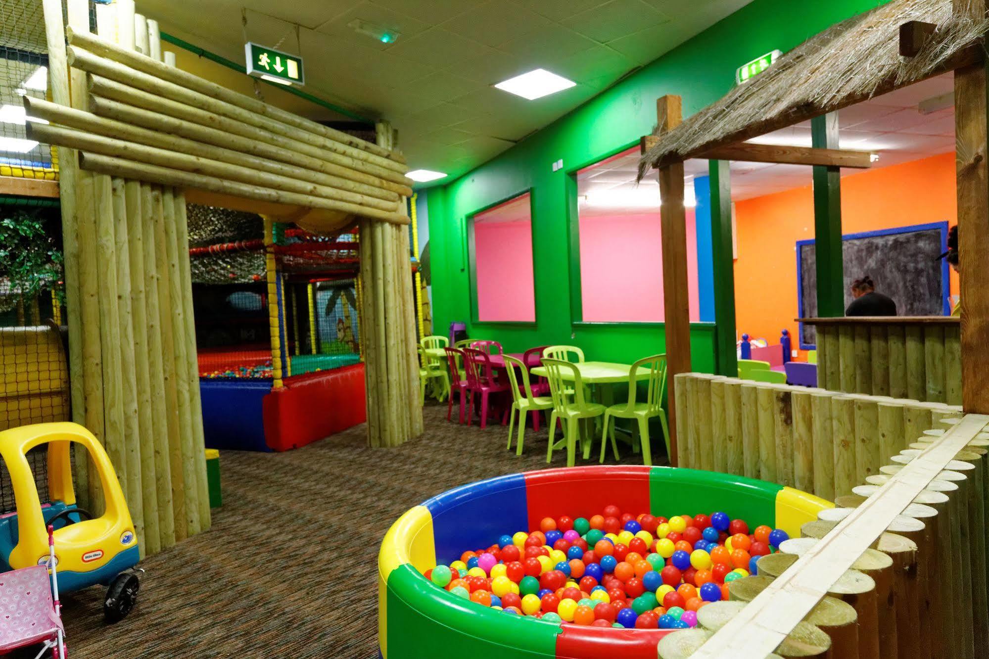 Pontins-Southport Holiday Park Exteriör bild